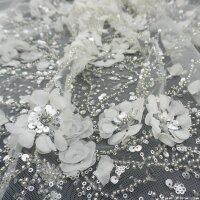 Bestickter Tüll mit Blüten, Pailletten und Perlen, Ivory-Silber