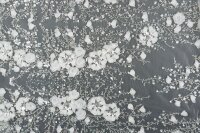 Bestickter Tüll mit Blüten, Pailletten und Perlen, Ivory-Silber