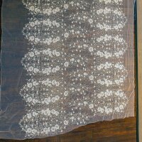 Bestickter Tüll mit Blüten, Pailletten und Perlen, Ivory-Silber